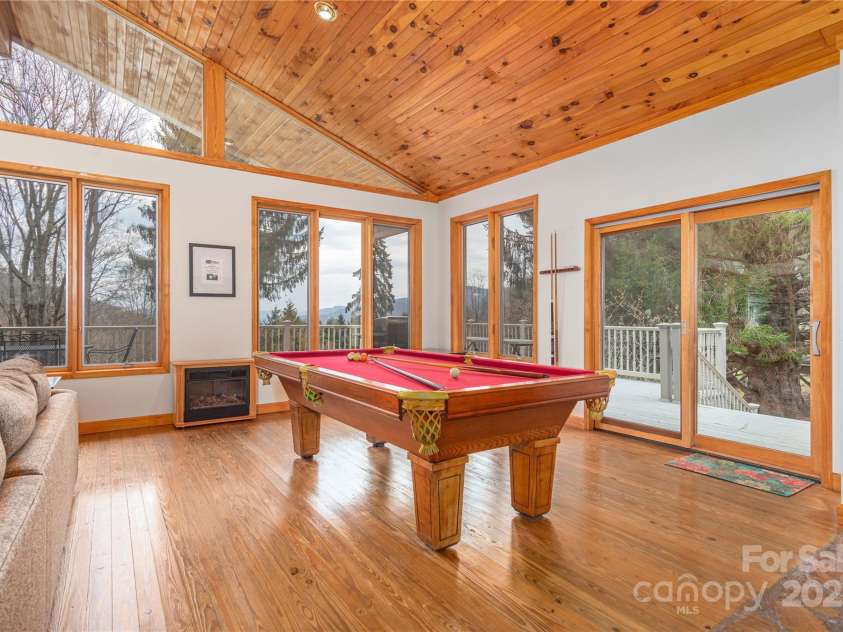 55 Grove Park, Waynesville, NC 28786.  MLS# CAR4218196, YatesRealty ID 8054. Great room pic 1. 