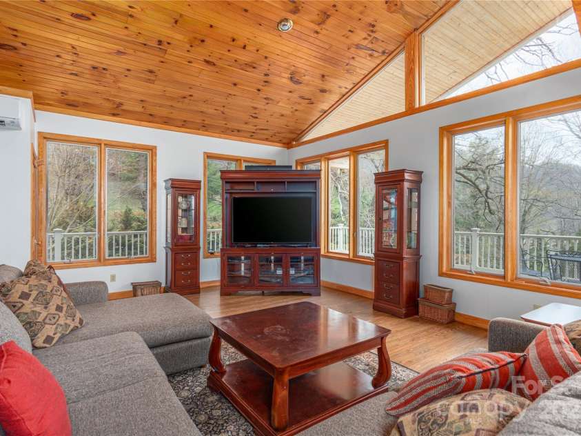 55 Grove Park, Waynesville, NC 28786.  MLS# CAR4218196, YatesRealty ID 8054. Great room pic 2.