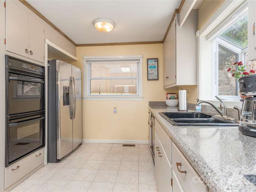 55 Grove Park, Waynesville, NC 28786.  MLS# CAR4218196, YatesRealty ID 8054. Kitchen pic 2