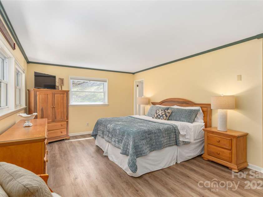 55 Grove Park, Waynesville, NC 28786.  MLS# CAR4218196, YatesRealty ID 8054. Primary Bed