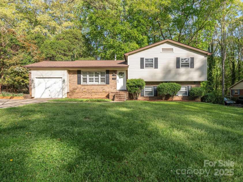 7024 Rockledge Drive, Charlotte, NC 28210.  MLS# CAR4244207, YatesRealty ID 8055. 