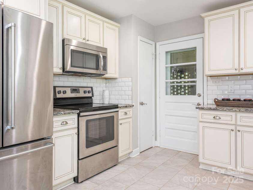 7024 Rockledge Drive, Charlotte, NC 28210.  MLS# CAR4244207, YatesRealty ID 8055. 