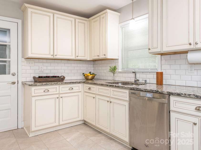 7024 Rockledge Drive, Charlotte, NC 28210.  MLS# CAR4244207, YatesRealty ID 8055. 