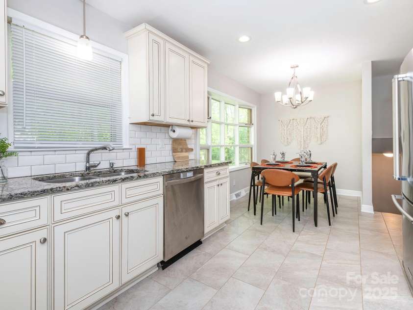 7024 Rockledge Drive, Charlotte, NC 28210.  MLS# CAR4244207, YatesRealty ID 8055. 