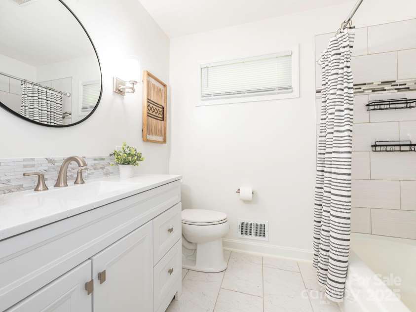 7024 Rockledge Drive, Charlotte, NC 28210.  MLS# CAR4244207, YatesRealty ID 8055. 