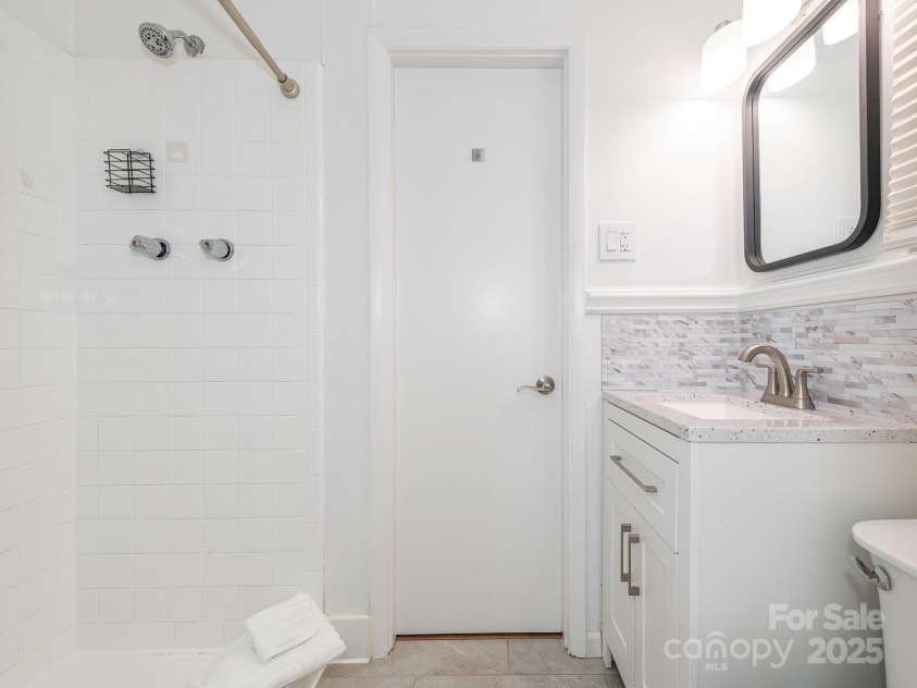 7024 Rockledge Drive, Charlotte, NC 28210.  MLS# CAR4244207, YatesRealty ID 8055. 