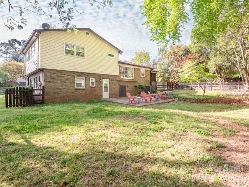 7024 Rockledge Drive, Charlotte, NC 28210.  MLS# CAR4244207, YatesRealty ID 8055. 