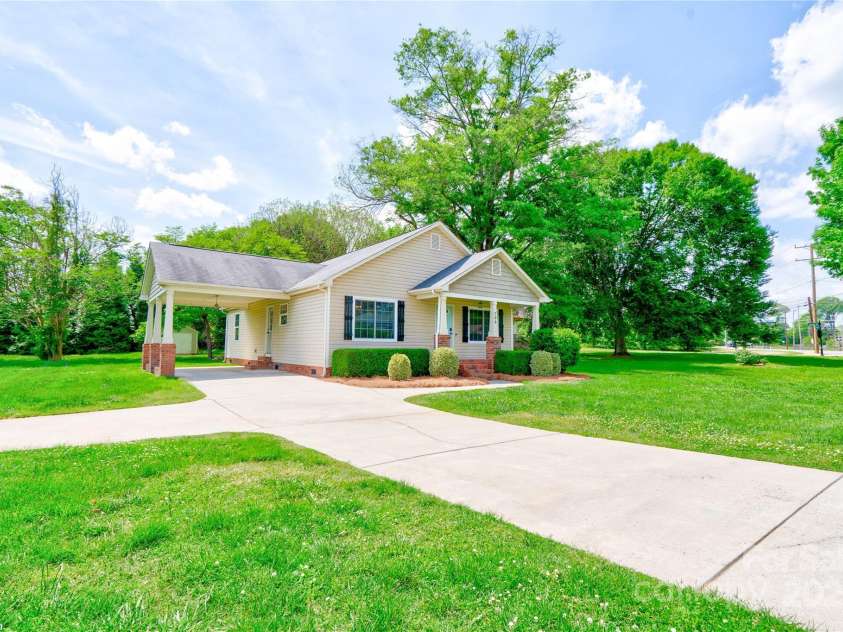 704 Catawba Street, Belmont, NC 28012.  MLS# CAR4249281, YatesRealty ID 8057. Front yard