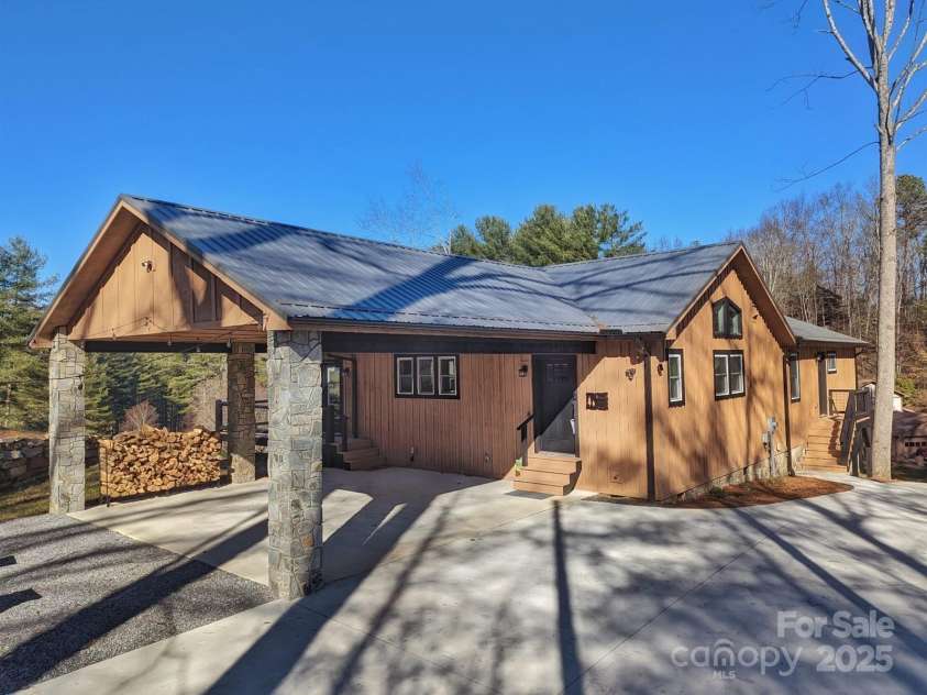 600 Pinewood Drive, Waynesville, NC 28786.  MLS# CAR4216551, YatesRealty ID 8061. 