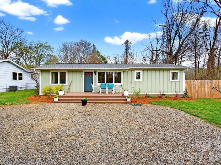 216 Vance Avenue, Black Mountain, NC 28711.  MLS# CAR4364154, YatesRealty ID 8062. 