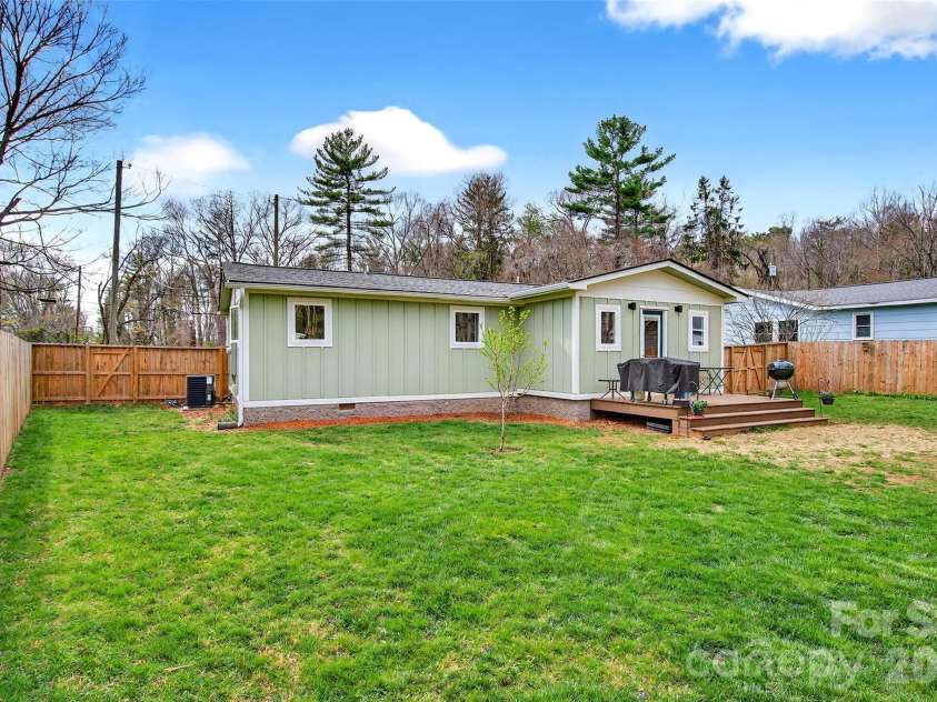 216 Vance Avenue, Black Mountain, NC 28711.  MLS# CAR4364154, YatesRealty ID 8062. 
