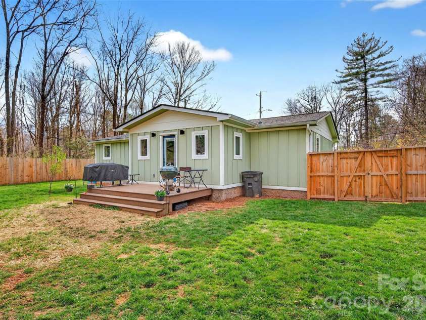 216 Vance Avenue, Black Mountain, NC 28711.  MLS# CAR4364154, YatesRealty ID 8062. 