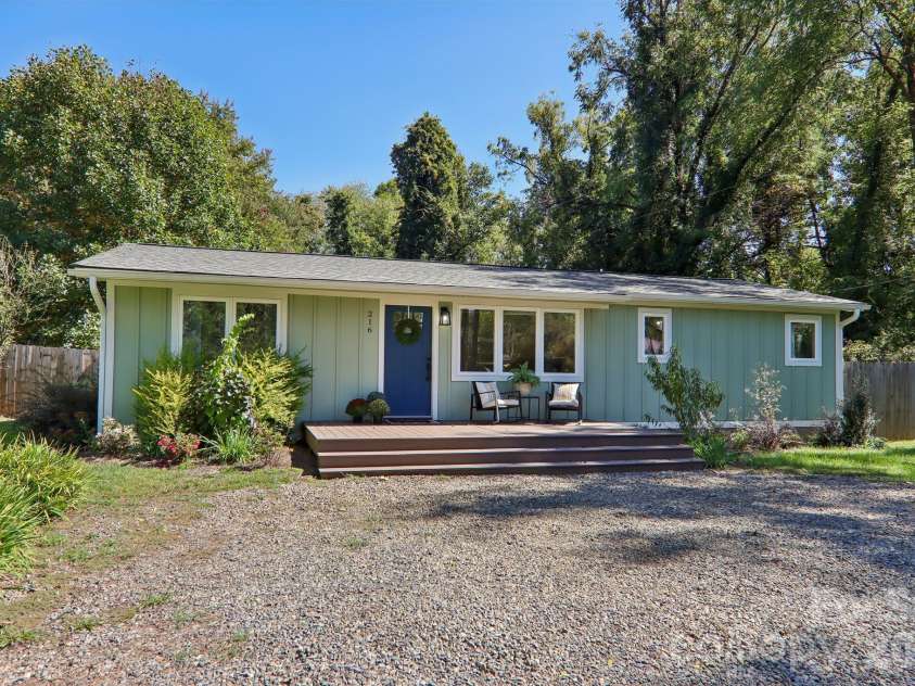 216 Vance Avenue, Black Mountain, NC 28711.  MLS# CAR4430740, YatesRealty ID 8062. 