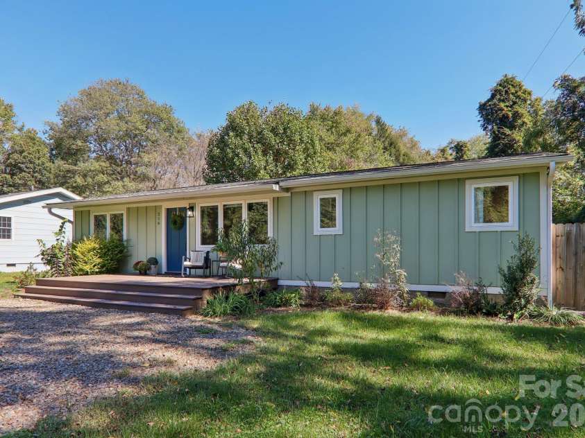 216 Vance Avenue, Black Mountain, NC 28711.  MLS# CAR4430740, YatesRealty ID 8062. 