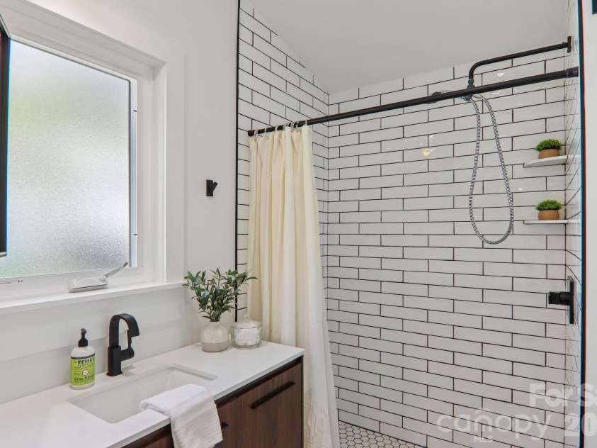 216 Vance Avenue, Black Mountain, NC 28711.  MLS# CAR4430740, YatesRealty ID 8062. 