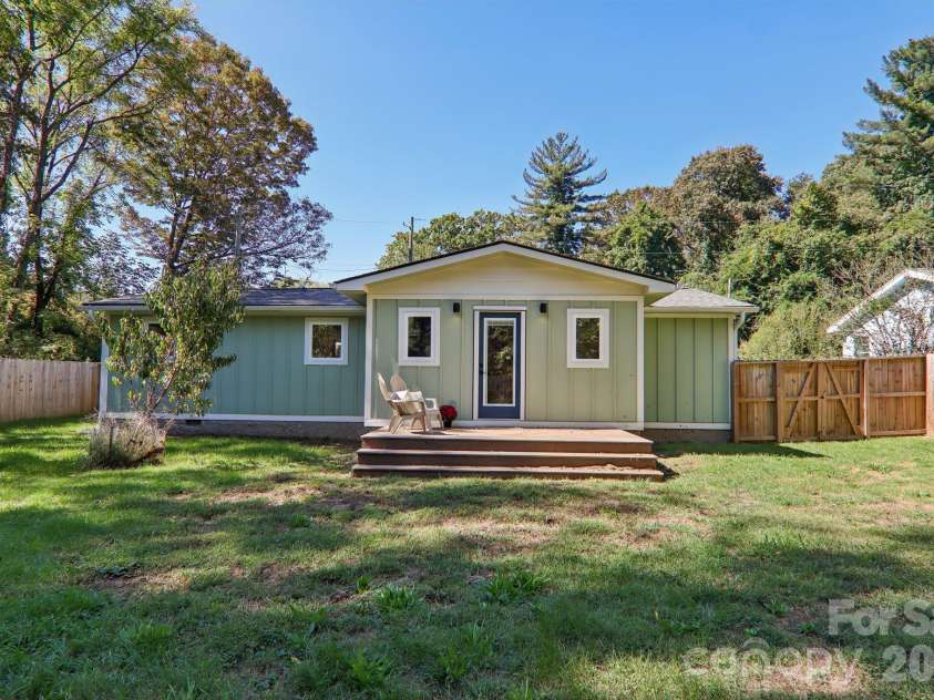 216 Vance Avenue, Black Mountain, NC 28711.  MLS# CAR4430740, YatesRealty ID 8062. 