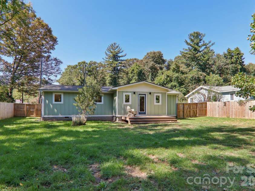 216 Vance Avenue, Black Mountain, NC 28711.  MLS# CAR4430740, YatesRealty ID 8062. 