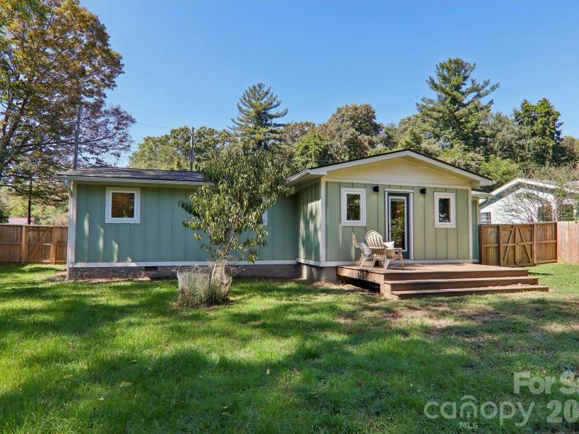 216 Vance Avenue, Black Mountain, NC 28711.  MLS# CAR4430740, YatesRealty ID 8062. 