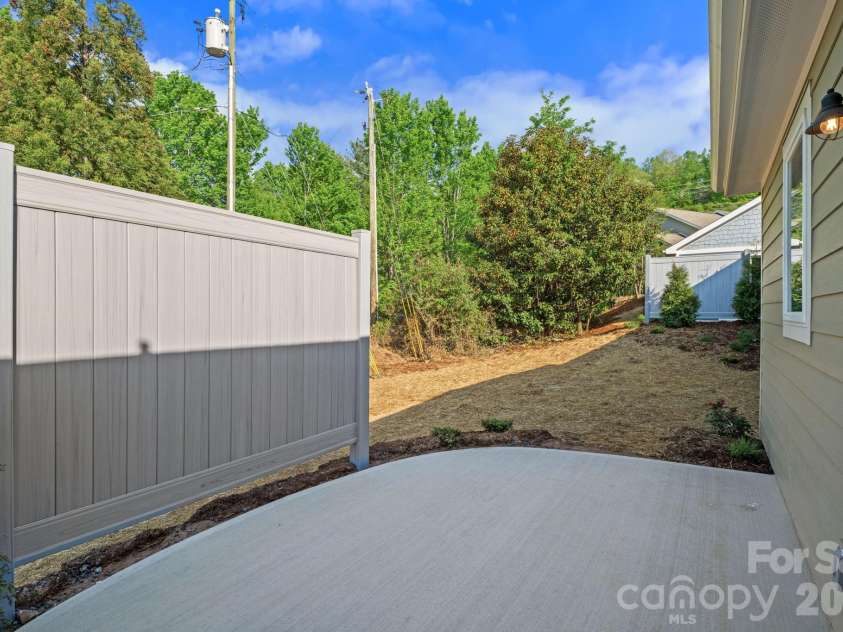 8 Heartleaf Circle, Arden, NC 28704.  MLS# CAR4364542, YatesRealty ID 8065. 