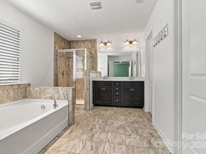 1617 Post Court, Gastonia, NC 28054.  MLS# CAR4246652, YatesRealty ID 8067. Primary Bath/Vanity View