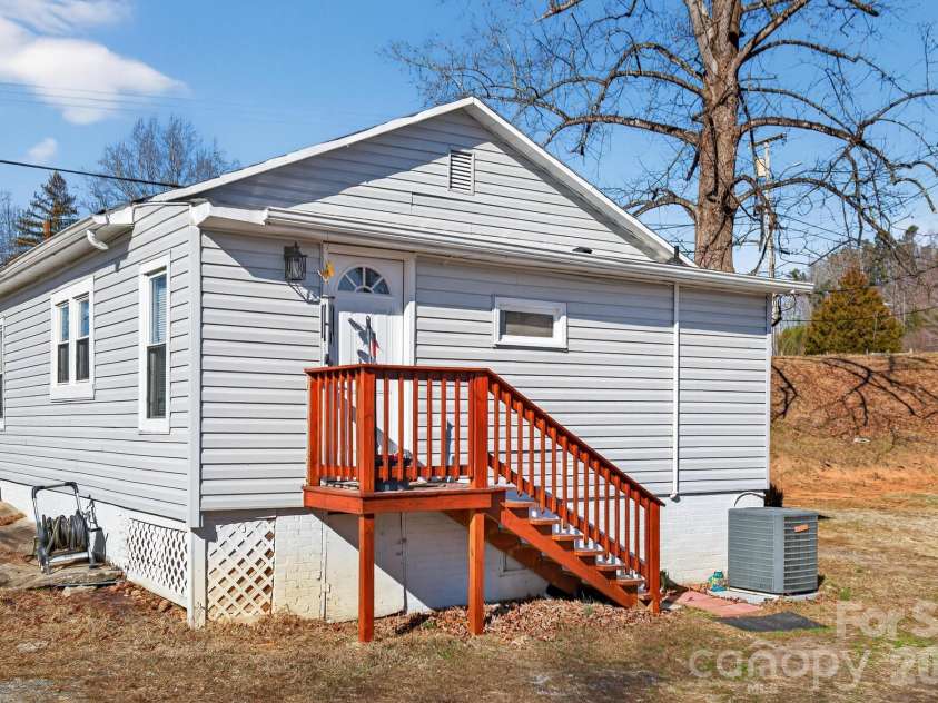 105 Countryside Drive, Lenoir, NC 28645.  MLS# CAR4396554, YatesRealty ID 8068. 