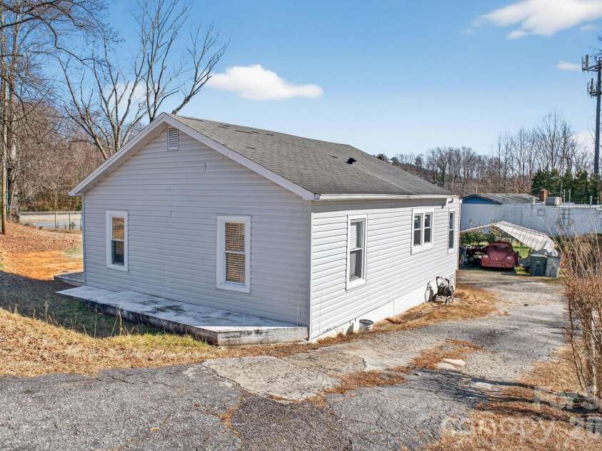 105 Countryside Drive, Lenoir, NC 28645.  MLS# CAR4396554, YatesRealty ID 8068. 