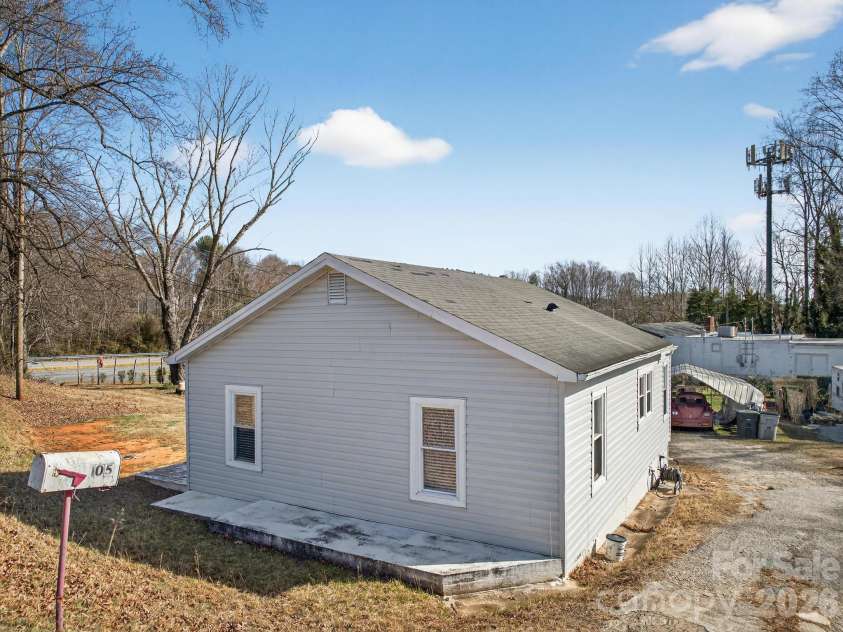 105 Countryside Drive, Lenoir, NC 28645.  MLS# CAR4396554, YatesRealty ID 8068. 