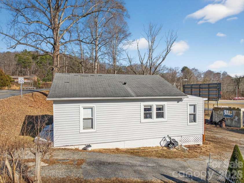 105 Countryside Drive, Lenoir, NC 28645.  MLS# CAR4396554, YatesRealty ID 8068. 