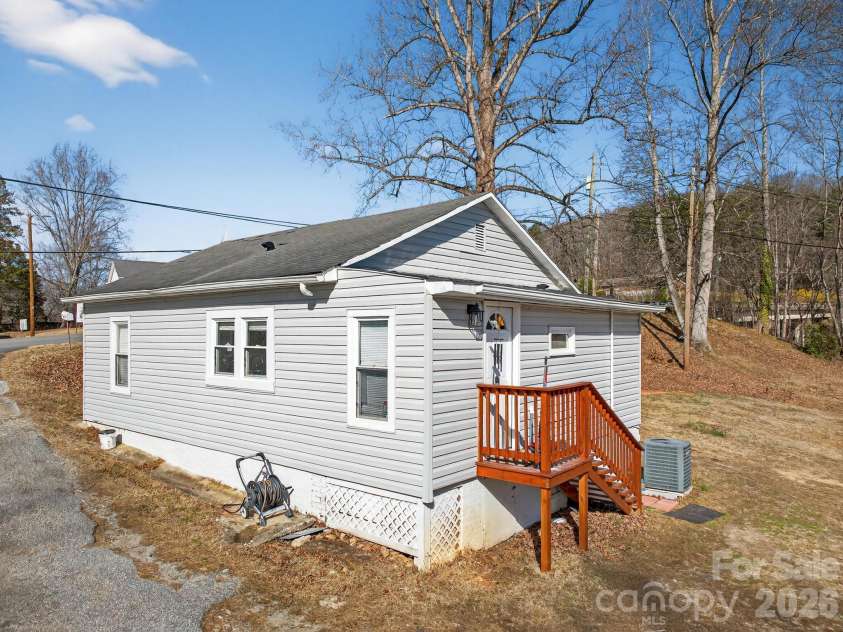 105 Countryside Drive, Lenoir, NC 28645.  MLS# CAR4396554, YatesRealty ID 8068. 