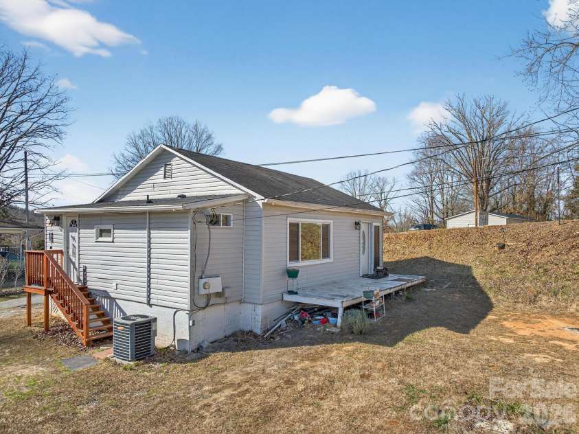 105 Countryside Drive, Lenoir, NC 28645.  MLS# CAR4396554, YatesRealty ID 8068. 