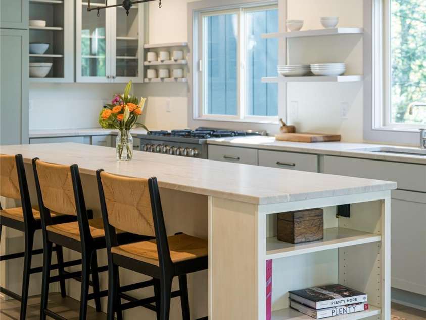 17 Beaverdam Court, Asheville, NC 28804.  MLS# CAR4346866, YatesRealty ID 8068. Countertop seating