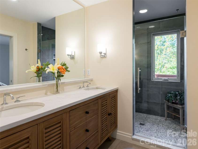 17 Beaverdam Court, Asheville, NC 28804.  MLS# CAR4346866, YatesRealty ID 8068. Separate shower and tub