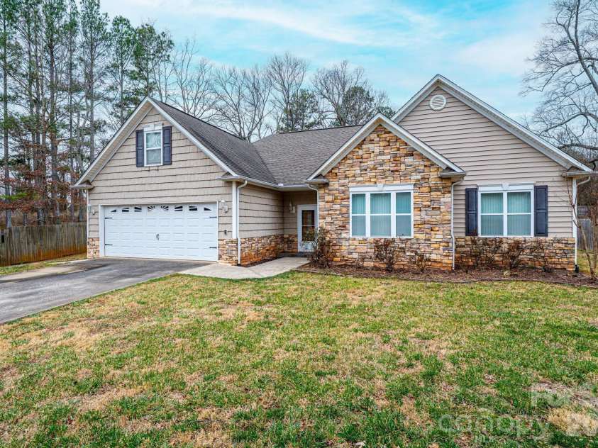 1825 Plaza Drive, Hickory, NC 28602.  MLS# CAR4337733, YatesRealty ID 8069. 