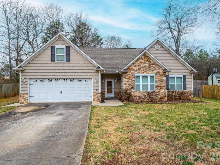 1825 Plaza Drive, Hickory, NC 28602.  MLS# CAR4337733, YatesRealty ID 8069. 
