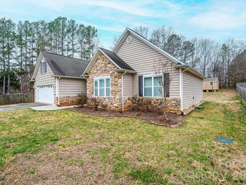 1825 Plaza Drive, Hickory, NC 28602.  MLS# CAR4337733, YatesRealty ID 8069. 
