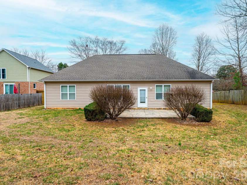 1825 Plaza Drive, Hickory, NC 28602.  MLS# CAR4337733, YatesRealty ID 8069. 