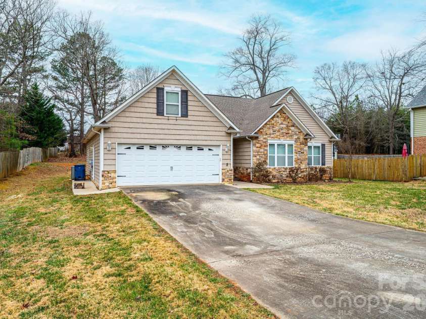 1825 Plaza Drive, Hickory, NC 28602.  MLS# CAR4337733, YatesRealty ID 8069. 