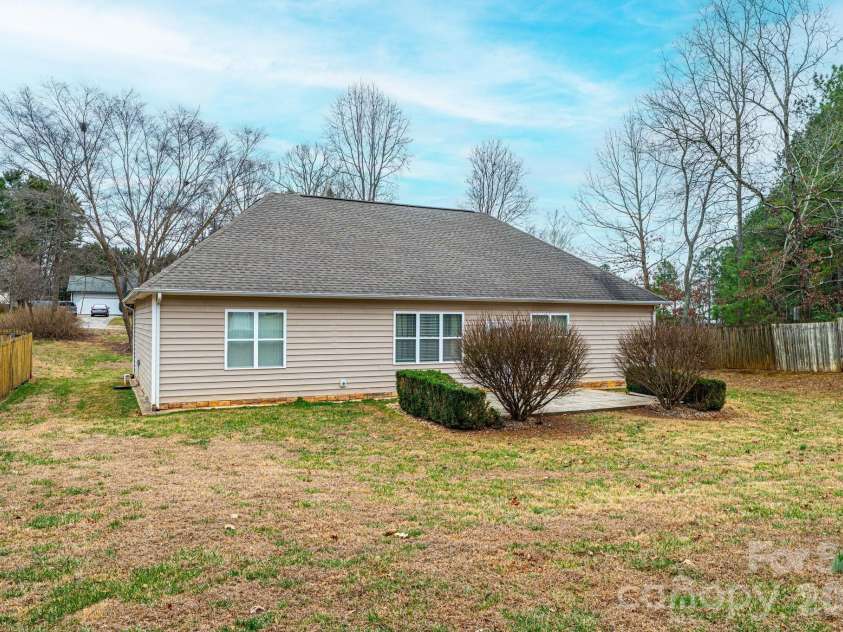 1825 Plaza Drive, Hickory, NC 28602.  MLS# CAR4337733, YatesRealty ID 8069. 