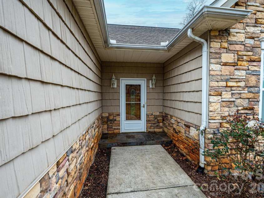 1825 Plaza Drive, Hickory, NC 28602.  MLS# CAR4337733, YatesRealty ID 8069. 