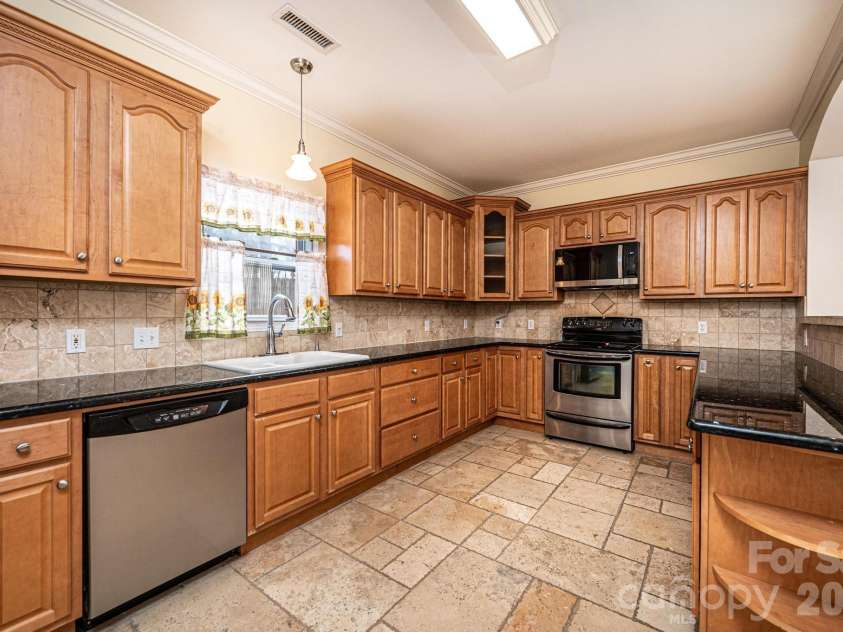 1825 Plaza Drive, Hickory, NC 28602.  MLS# CAR4337733, YatesRealty ID 8069. 