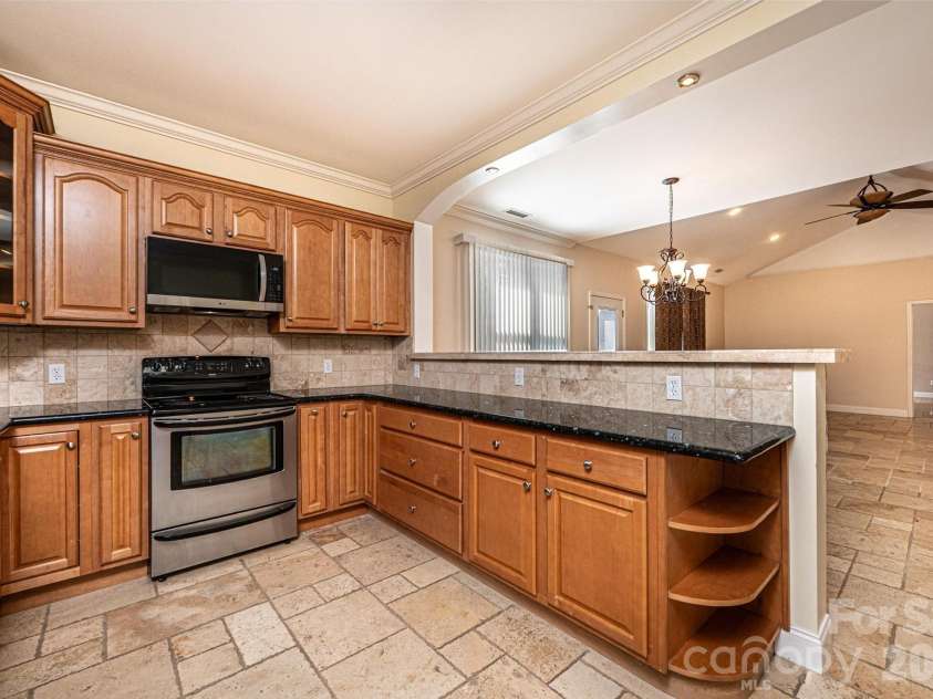 1825 Plaza Drive, Hickory, NC 28602.  MLS# CAR4337733, YatesRealty ID 8069. 