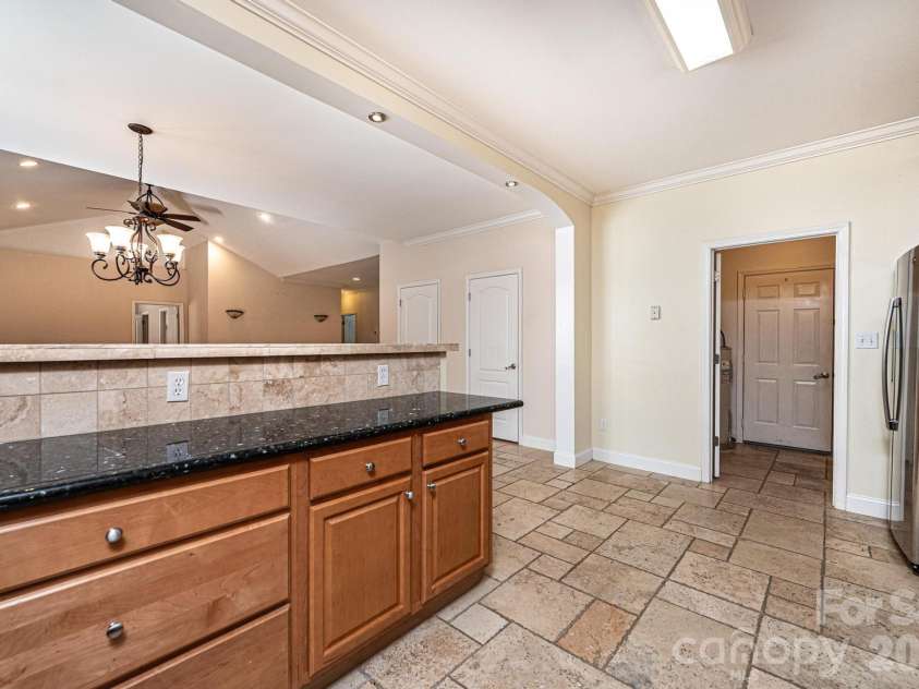 1825 Plaza Drive, Hickory, NC 28602.  MLS# CAR4337733, YatesRealty ID 8069. 
