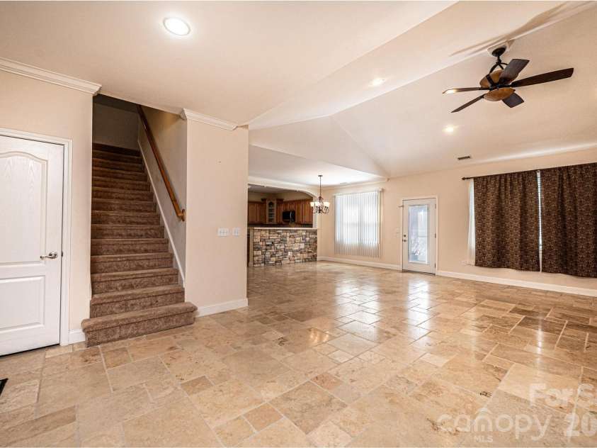 1825 Plaza Drive, Hickory, NC 28602.  MLS# CAR4337733, YatesRealty ID 8069. 