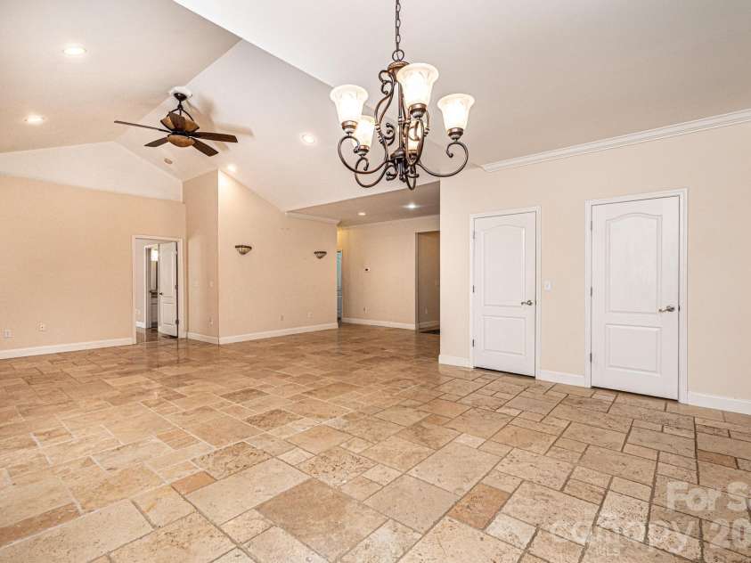 1825 Plaza Drive, Hickory, NC 28602.  MLS# CAR4337733, YatesRealty ID 8069. 