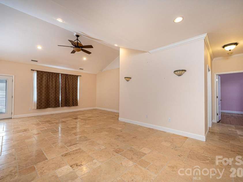1825 Plaza Drive, Hickory, NC 28602.  MLS# CAR4337733, YatesRealty ID 8069. 