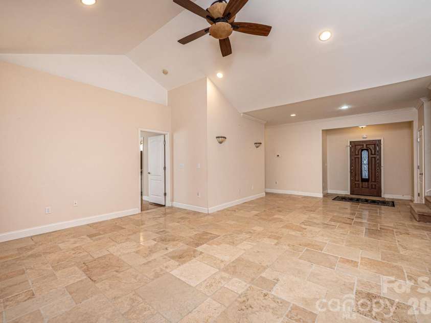1825 Plaza Drive, Hickory, NC 28602.  MLS# CAR4337733, YatesRealty ID 8069. 