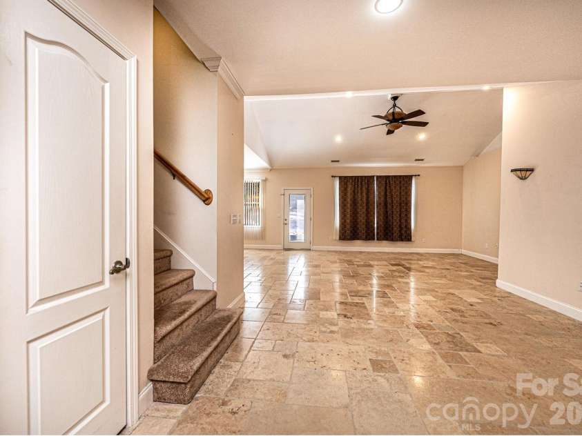 1825 Plaza Drive, Hickory, NC 28602.  MLS# CAR4337733, YatesRealty ID 8069. 