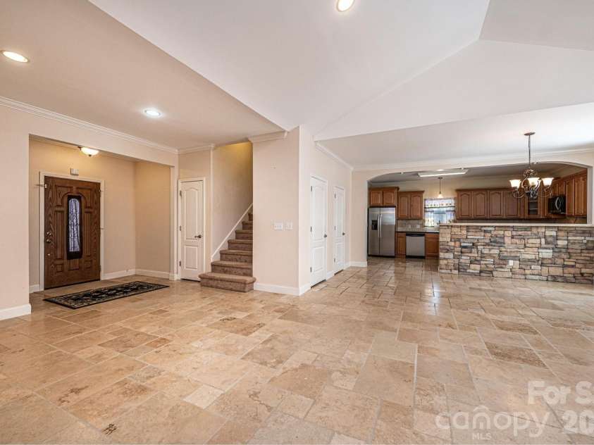 1825 Plaza Drive, Hickory, NC 28602.  MLS# CAR4337733, YatesRealty ID 8069. 