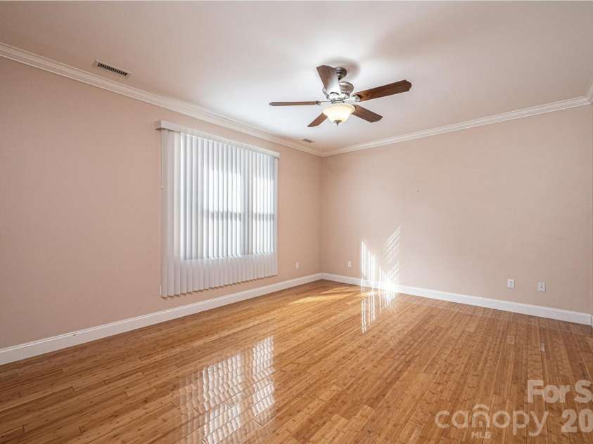 1825 Plaza Drive, Hickory, NC 28602.  MLS# CAR4337733, YatesRealty ID 8069. 