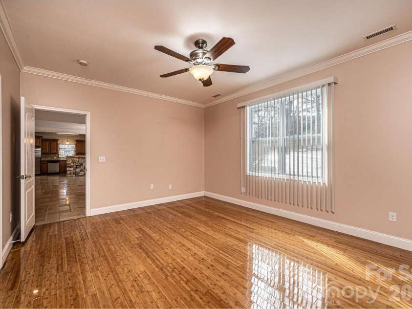 1825 Plaza Drive, Hickory, NC 28602.  MLS# CAR4337733, YatesRealty ID 8069. 